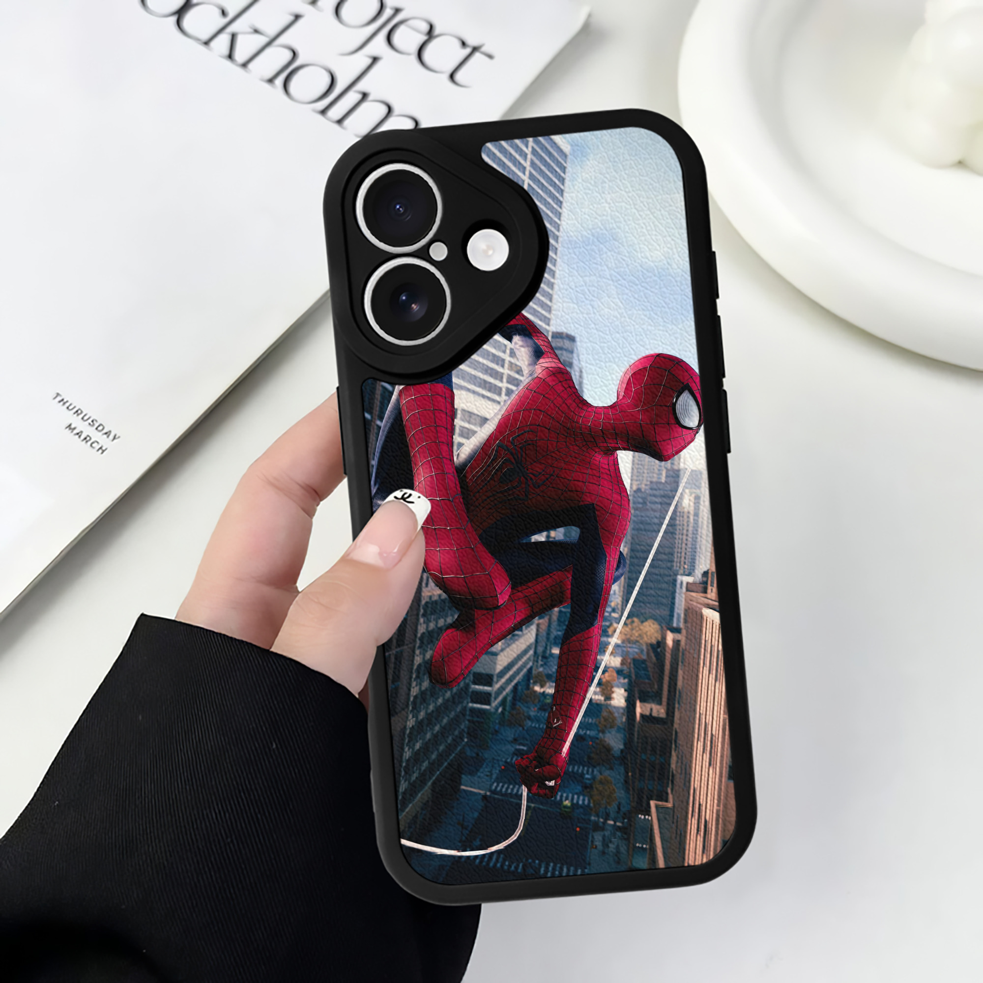 （画像用） Spider Man スパイダーマン 【iPhone 16シリーズ対応】シリコンスマホケース（レザー調） 材質：シリコン